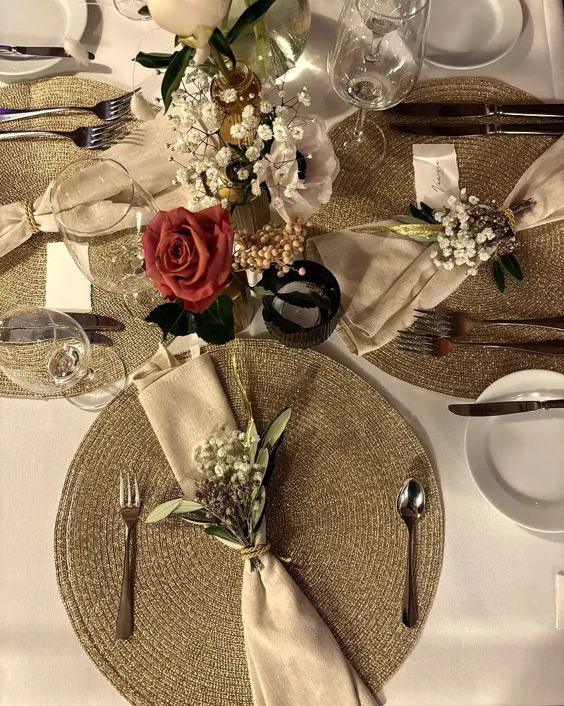 Festliche Tischdekoration mit Blumen von Blumen-Stil